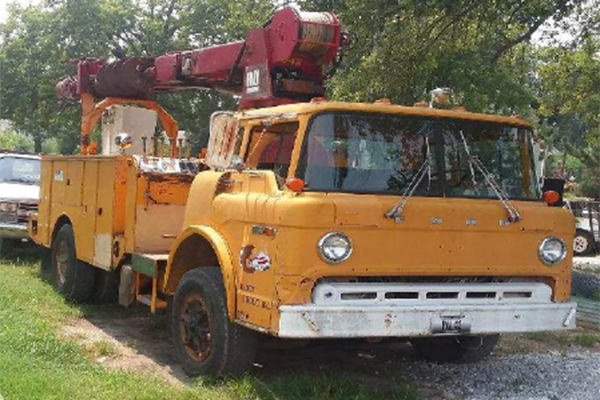 1982 Ford bucket truck with 1971 boom lift – truck runs but lift needs repairs